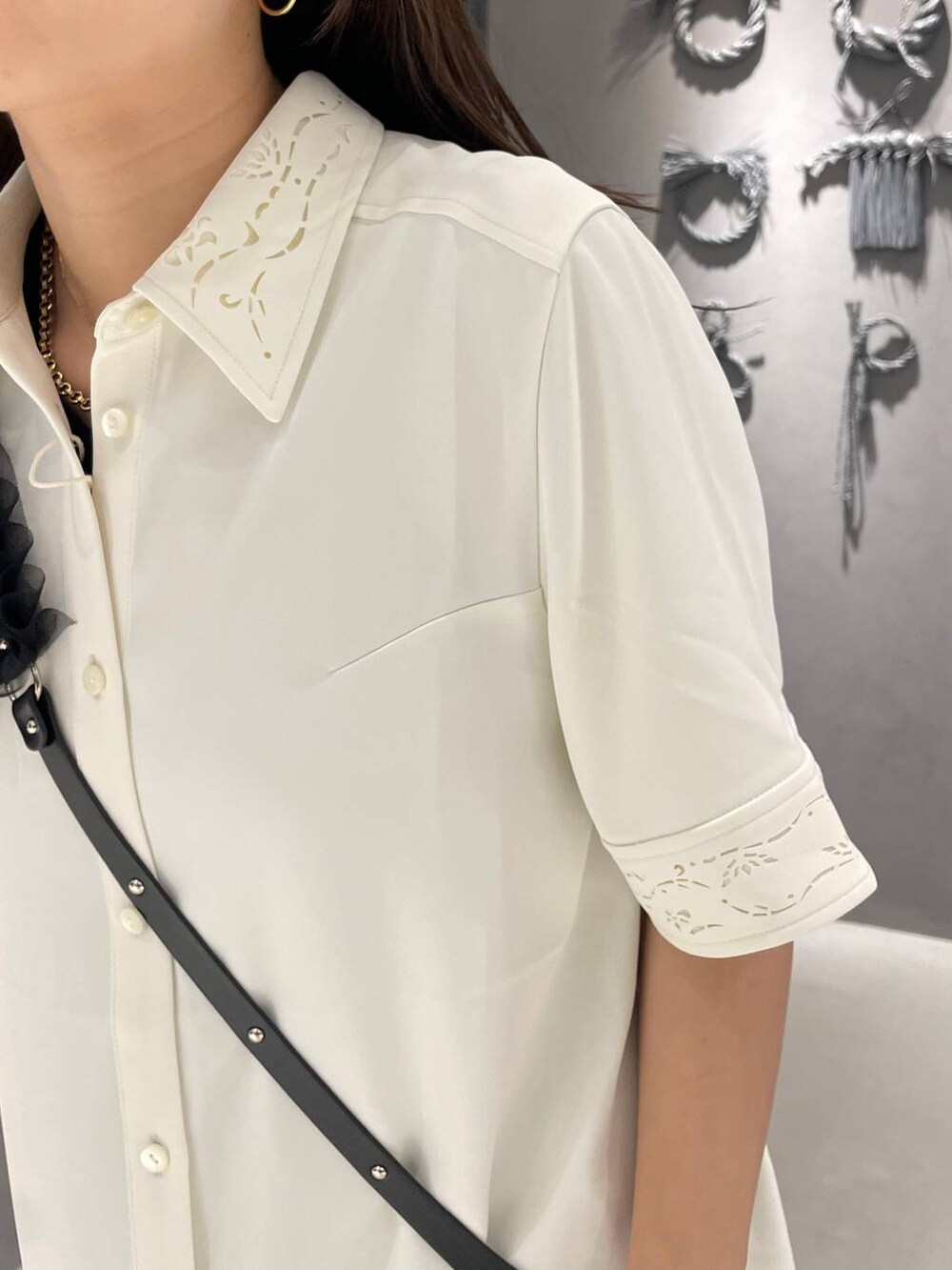 ホワイト系のシャツ/ブラウス、グレー系のその他パンツ、ブラック系のパンプスを着用したレディースの夏コーディネートの5枚目の写真