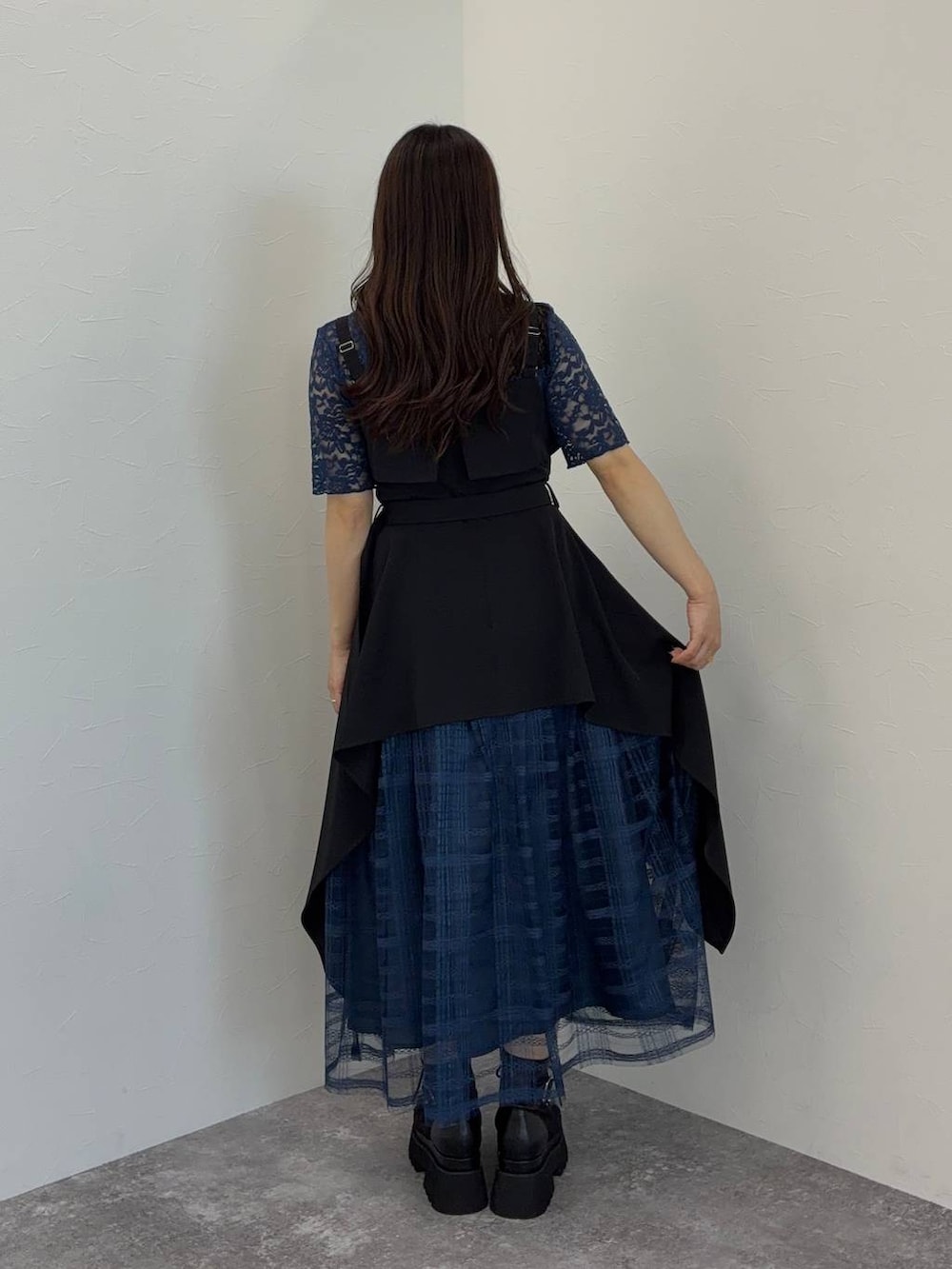 ブラック系のサンダル、ブルー系のワンピース、ブルー系のTシャツ/カットソーを着用したレディースの春コーディネートの2枚目の写真