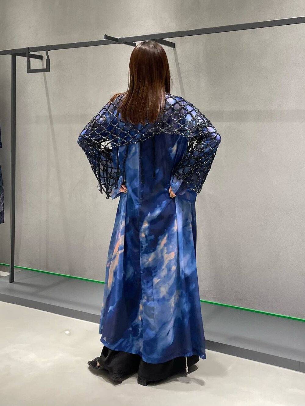 ブラック系のカーゴパンツ、ブラック系のサンダル、ブラック系のニット/セーターを着用したレディースの春コーディネートの3枚目の写真