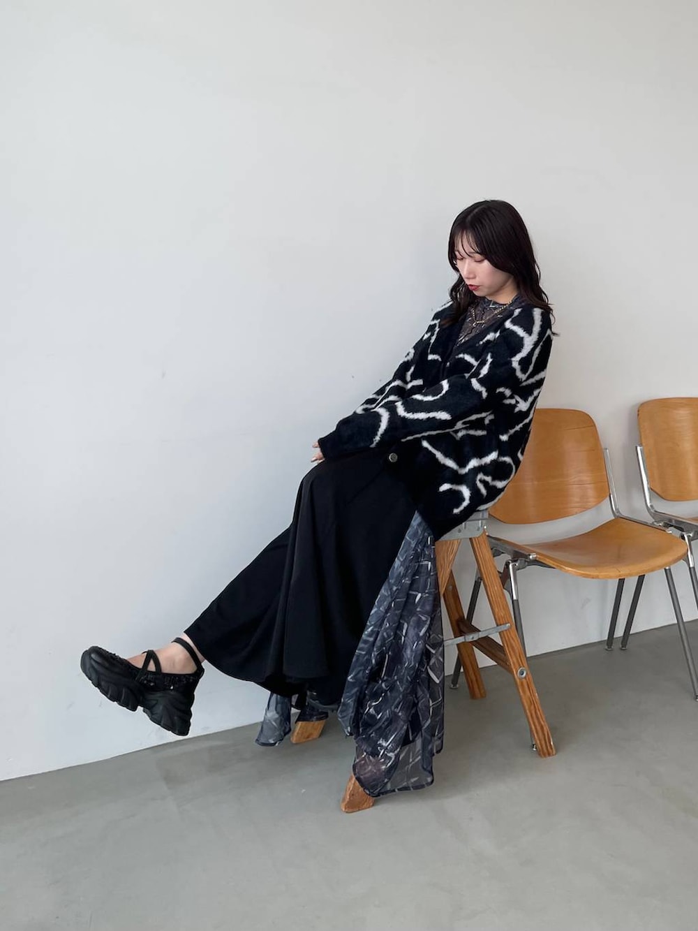 ブラック系のスニーカー、ブラック系のTシャツ/カットソー、ブラック系のスカートを着用したレディースの夏コーディネートの3枚目の写真