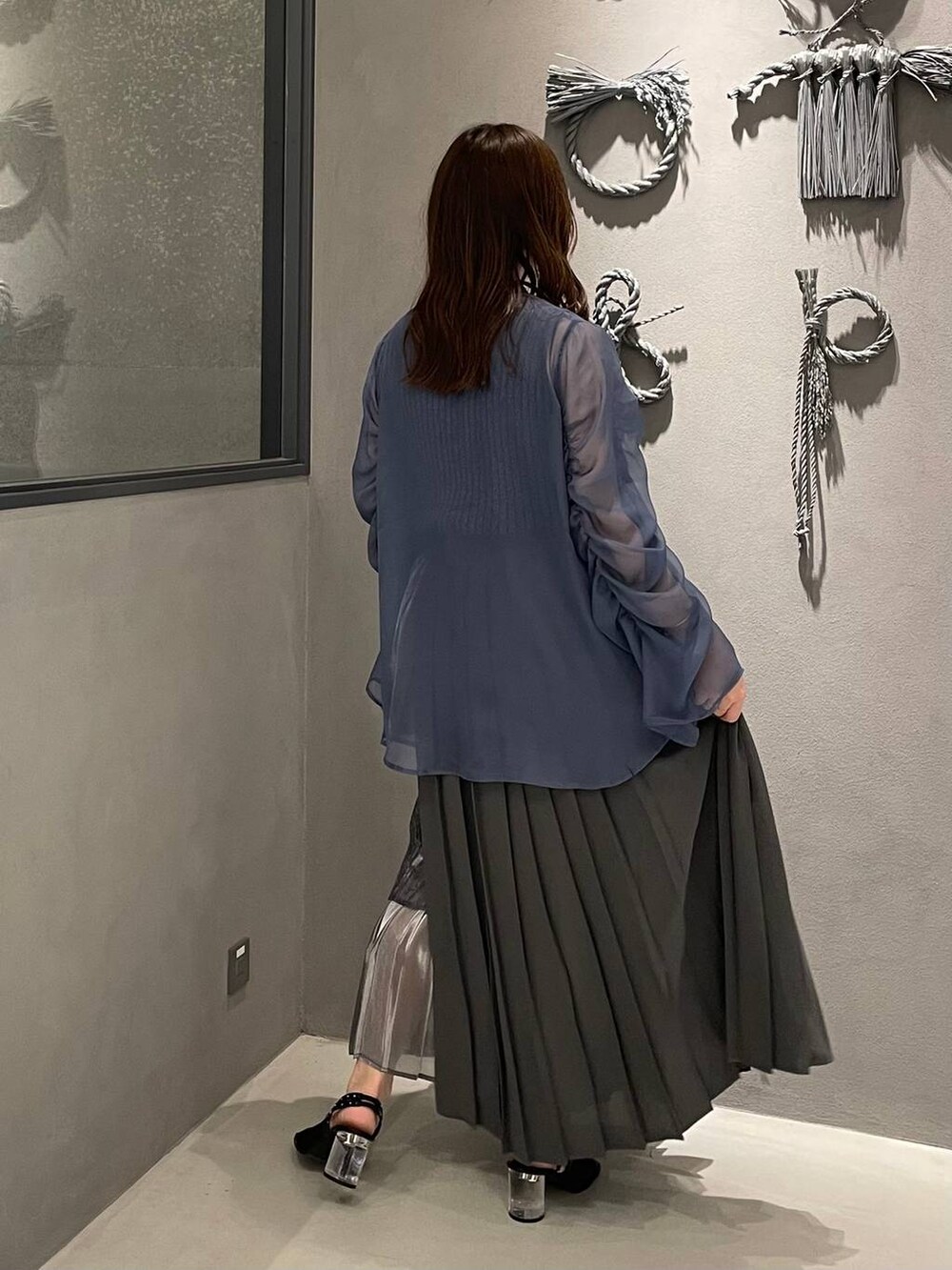 ブラック系のサンダル、ブラック系のタンクトップ、グレー系のスカートを着用したレディースの春コーディネートの3枚目の写真