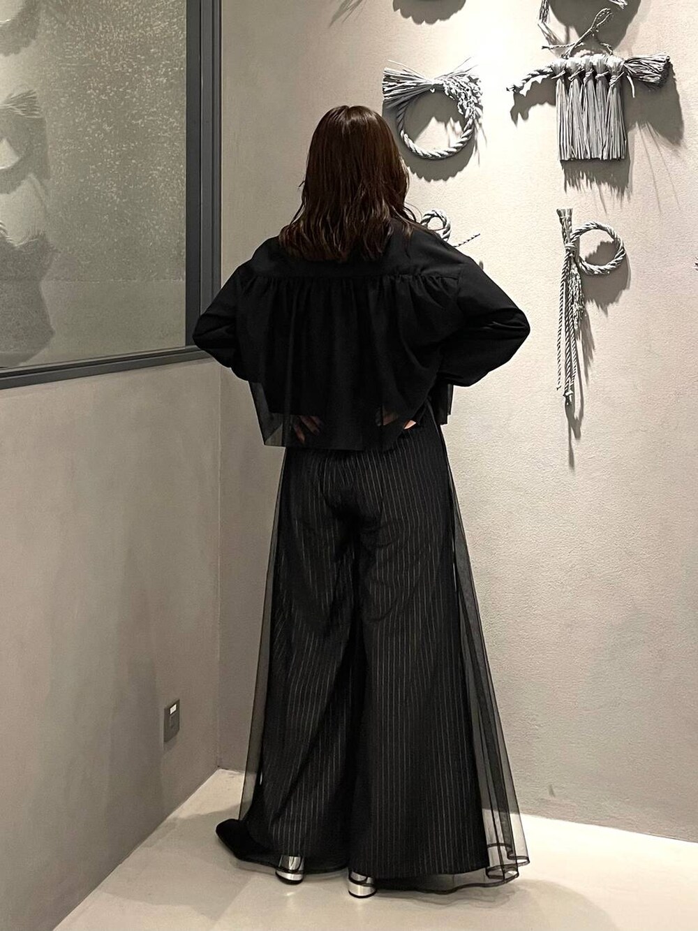 ブラック系のブーツ、ブラック系のシャツ/ブラウス、グレー系のその他パンツを着用したレディースの秋コーディネートの2枚目の写真