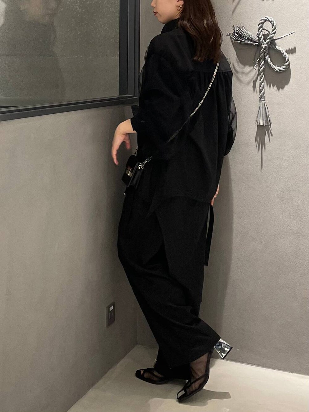 ブラック系のサンダル、ブラック系のショルダーバッグ、ブラック系のその他パンツを着用したレディースの夏コーディネートの2枚目の写真