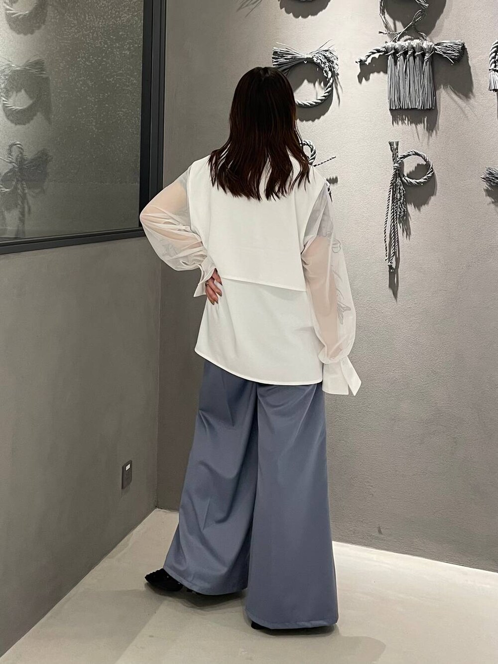 ブラック系のパンプス、ブルー系のその他パンツ、ブルー系のTシャツ/カットソーを着用したレディースの春コーディネートの3枚目の写真