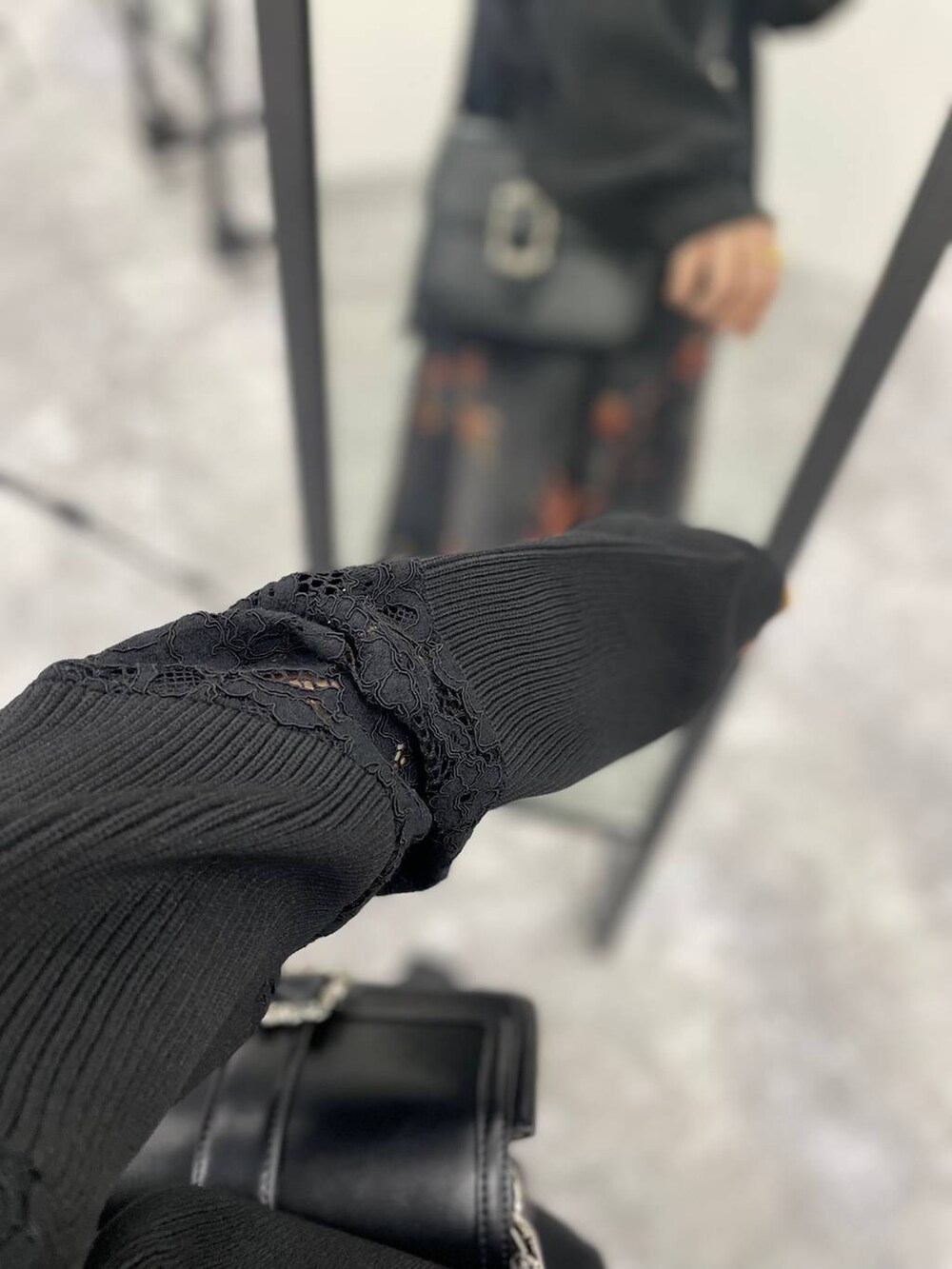 ブラック系のショルダーバッグ、ブラック系のカーディガン/ボレロ、ブラック系のブーツを着用したレディースの秋コーディネートの6枚目の写真