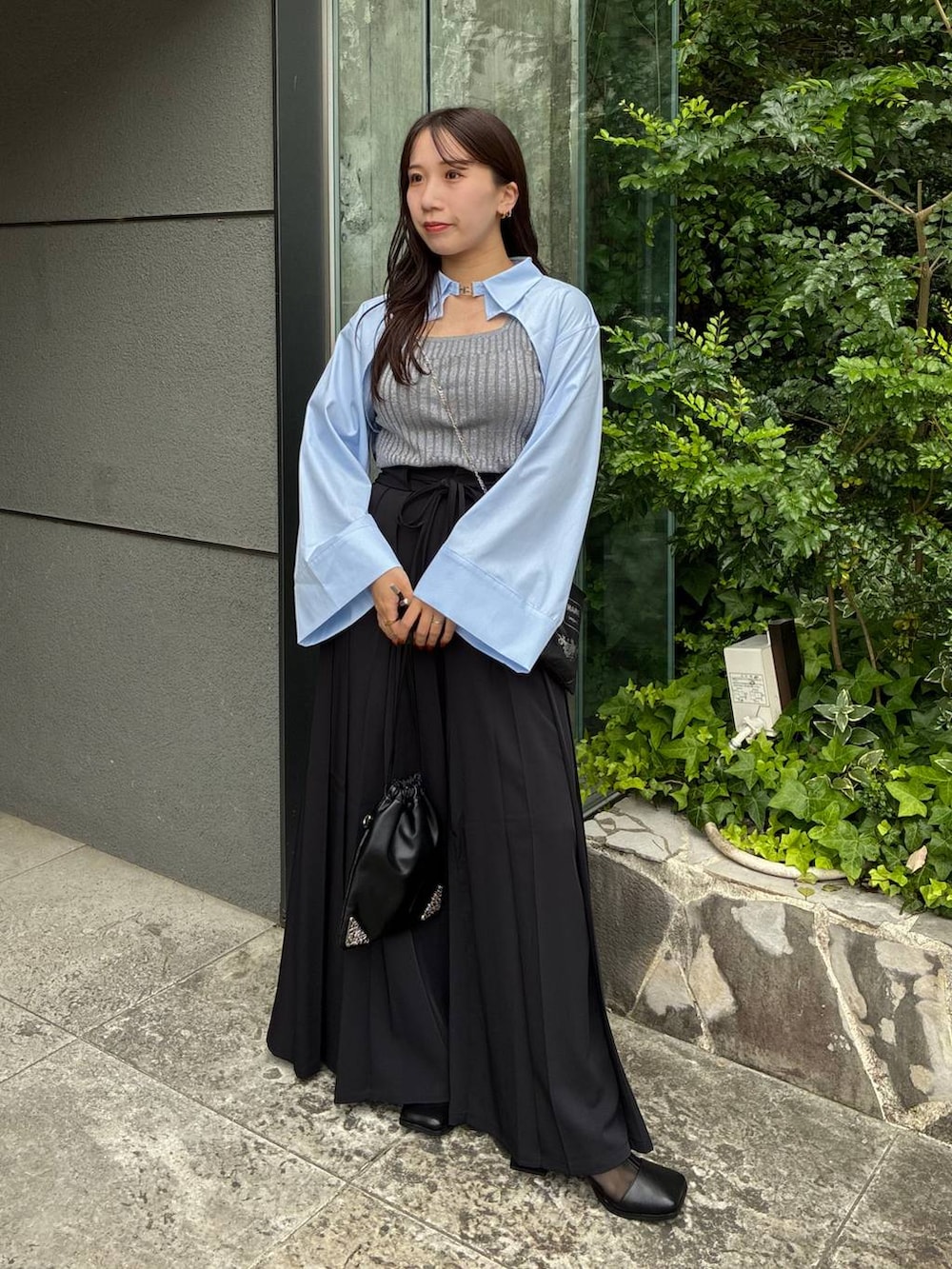 ブラック系のその他パンツ、ブルー系のカーディガン/ボレロ、シルバー系のタンクトップを着用したレディースの夏コーディネートの2枚目の写真