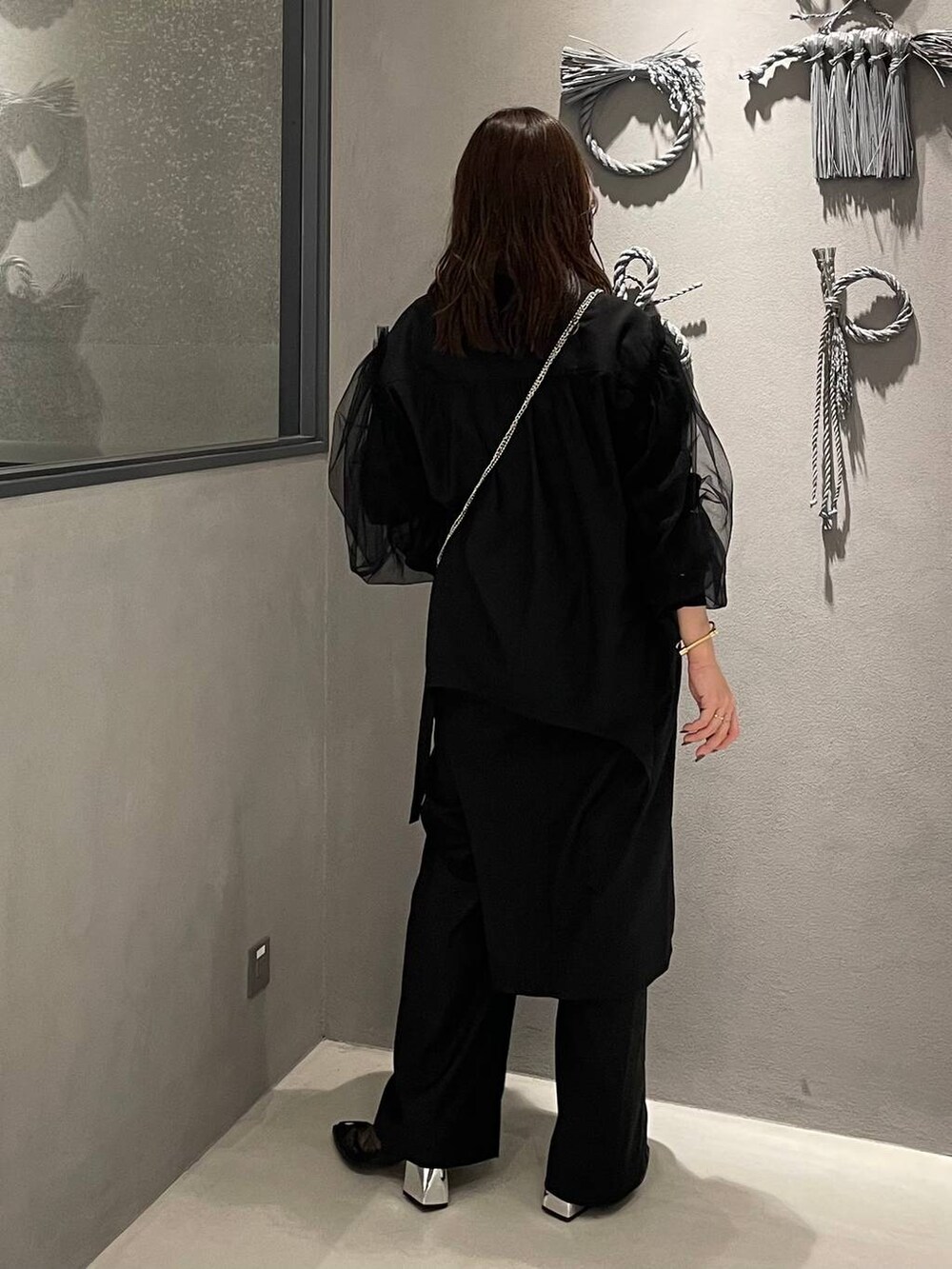 ブラック系のサンダル、ブラック系のショルダーバッグ、ブラック系のその他パンツを着用したレディースの夏コーディネートの3枚目の写真