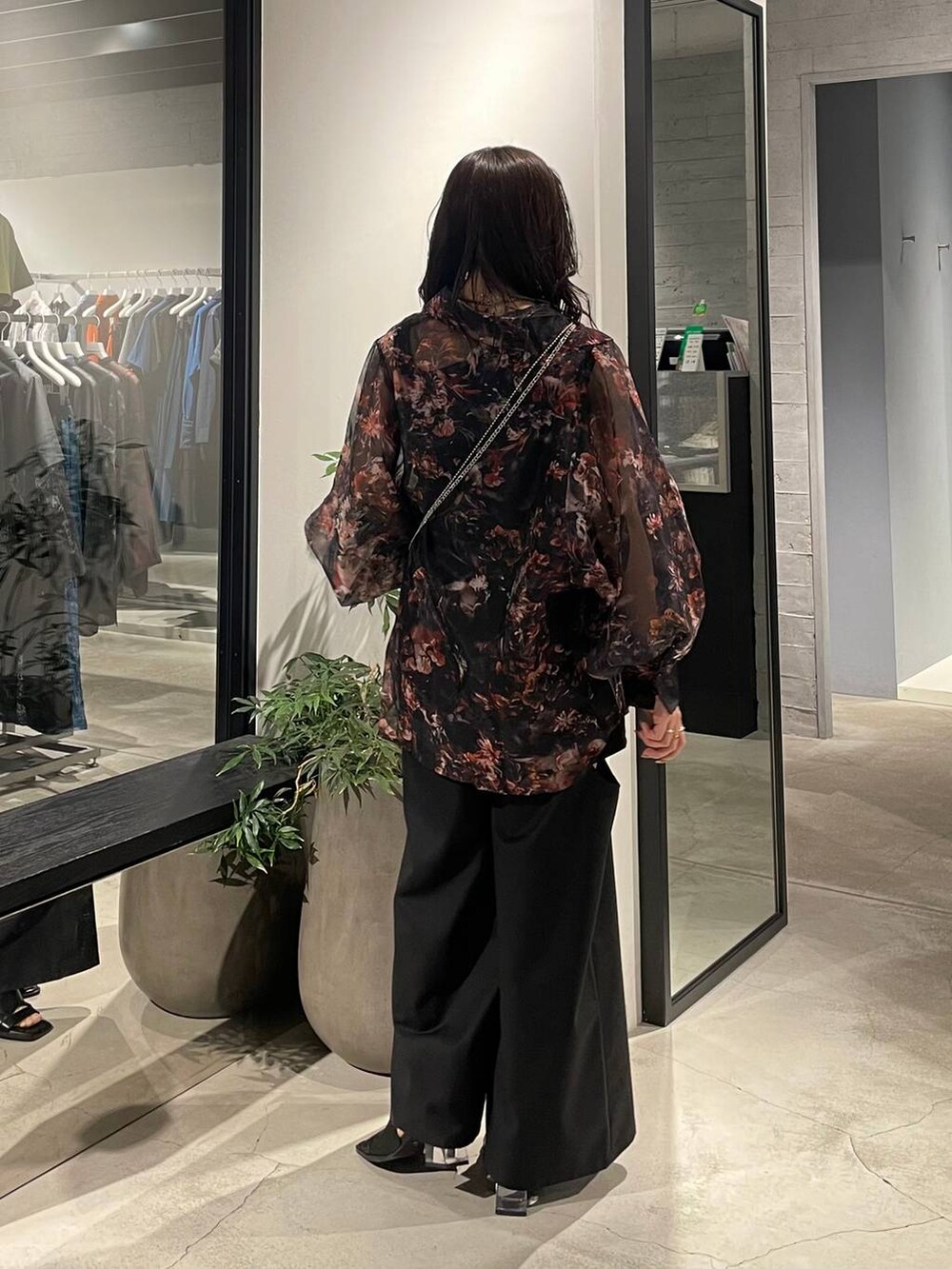 ブラック系のサンダル、ブラック系のその他パンツ、オレンジ系のシャツ/ブラウスを着用したレディースの春コーディネートの3枚目の写真