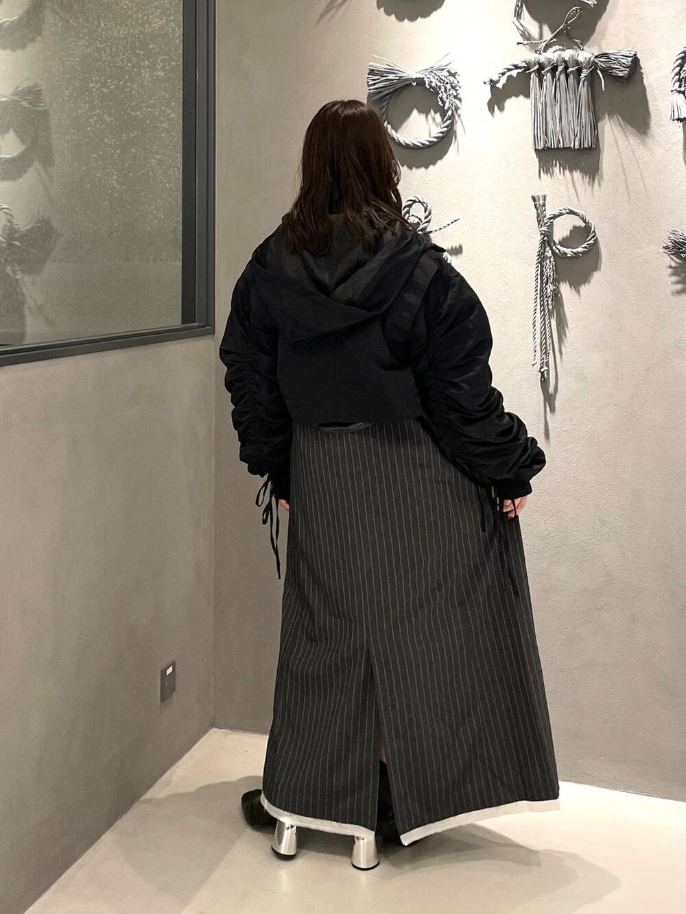 ホワイト系のタンクトップ、グレー系のワンピース、ブラック系のブーツを着用したレディースの秋コーディネートの2枚目の写真