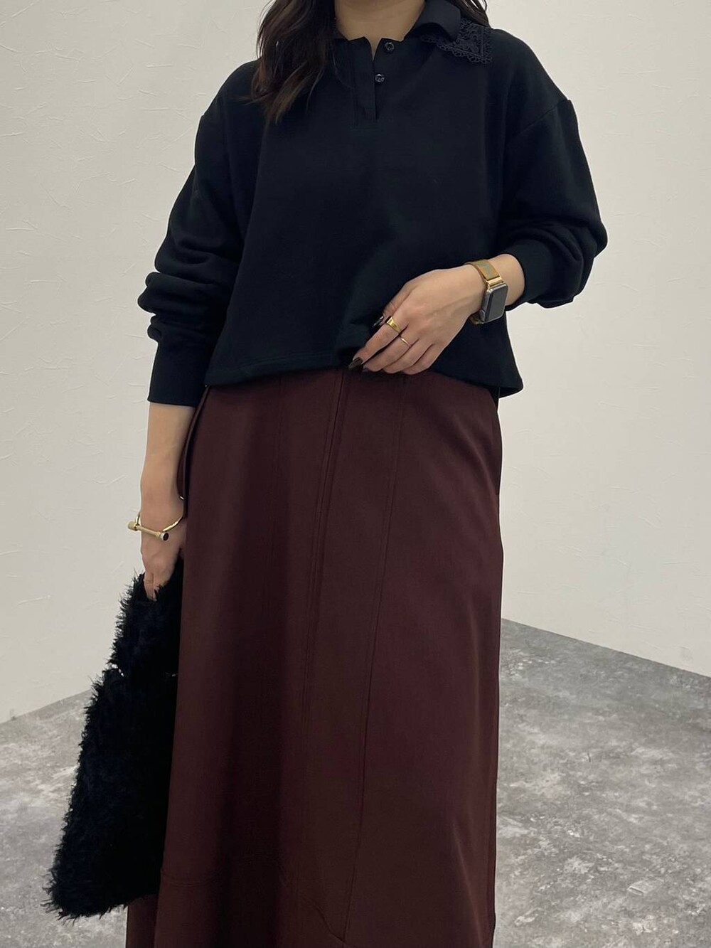 ブラック系のスニーカー、ブラック系のショルダーバッグ、ブラック系のスウェットを着用したレディースの秋コーディネートの8枚目の写真