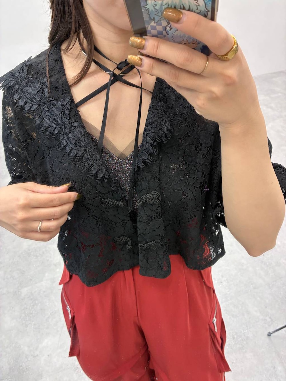 ブラック系のシャツ/ブラウス、ブラック系のサンダル、オレンジ系のその他パンツを着用したレディースの夏コーディネートの2枚目の写真