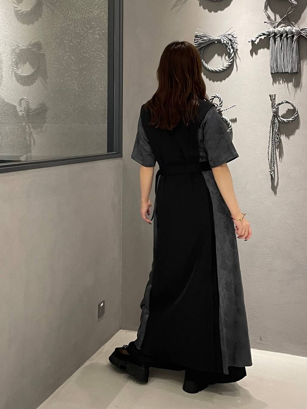 ブラック系のサンダル、グレー系のワンピース、ブラック系のその他パンツを着用したレディースの春コーディネートの3枚目の写真