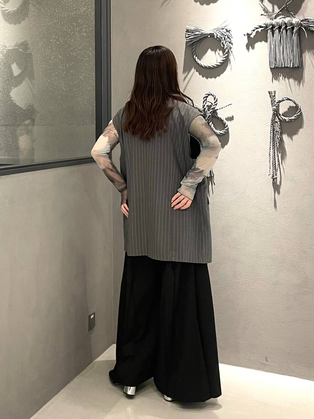 パープル系のTシャツ/カットソー、ブラック系のその他パンツ、ブラック系のブーツを着用したレディースの秋コーディネートの2枚目の写真
