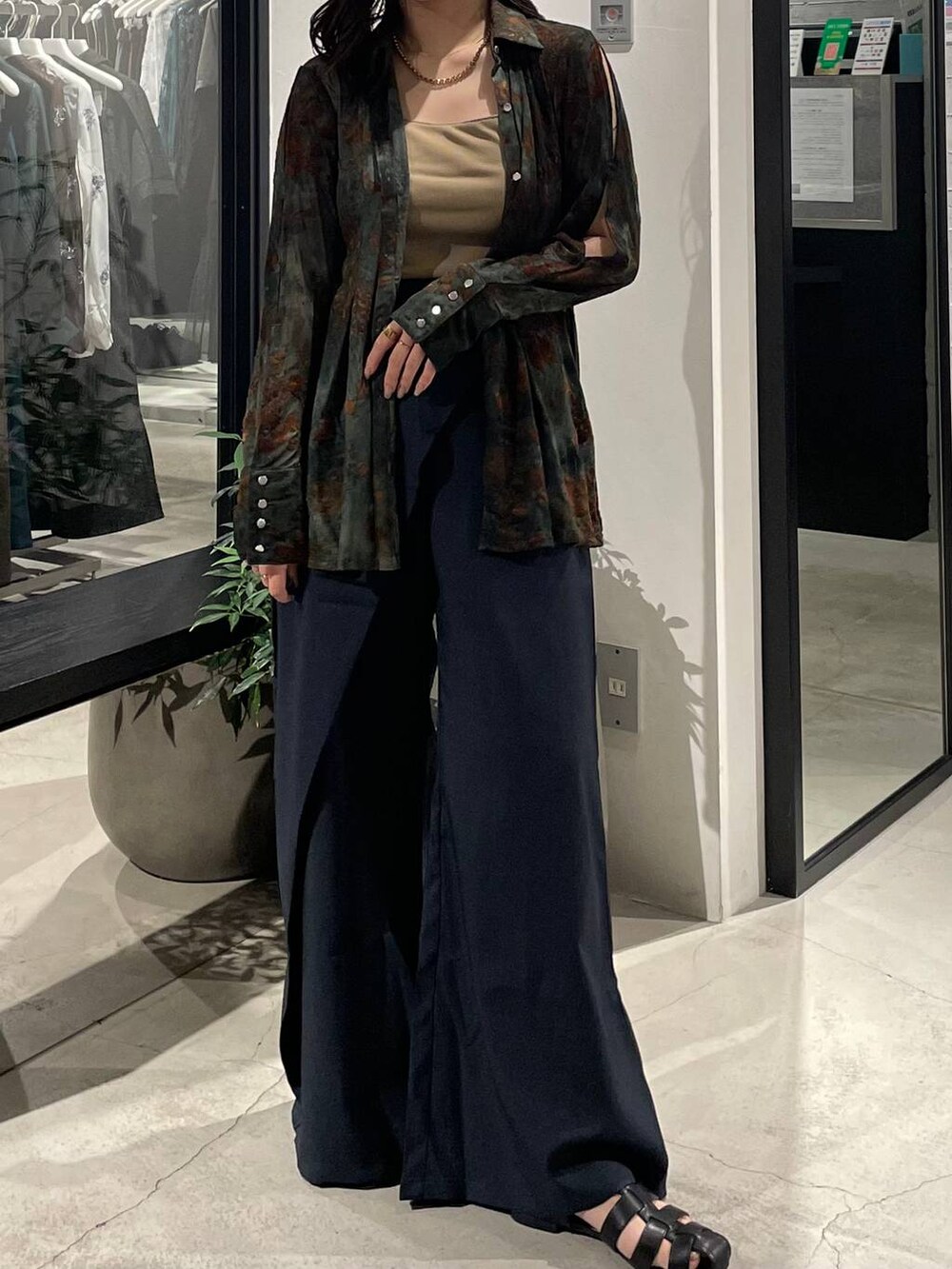 ブラック系のサンダル、グレー系のその他パンツ、グリーン系のシャツ/ブラウスを着用したレディースの夏コーディネートの4枚目の写真