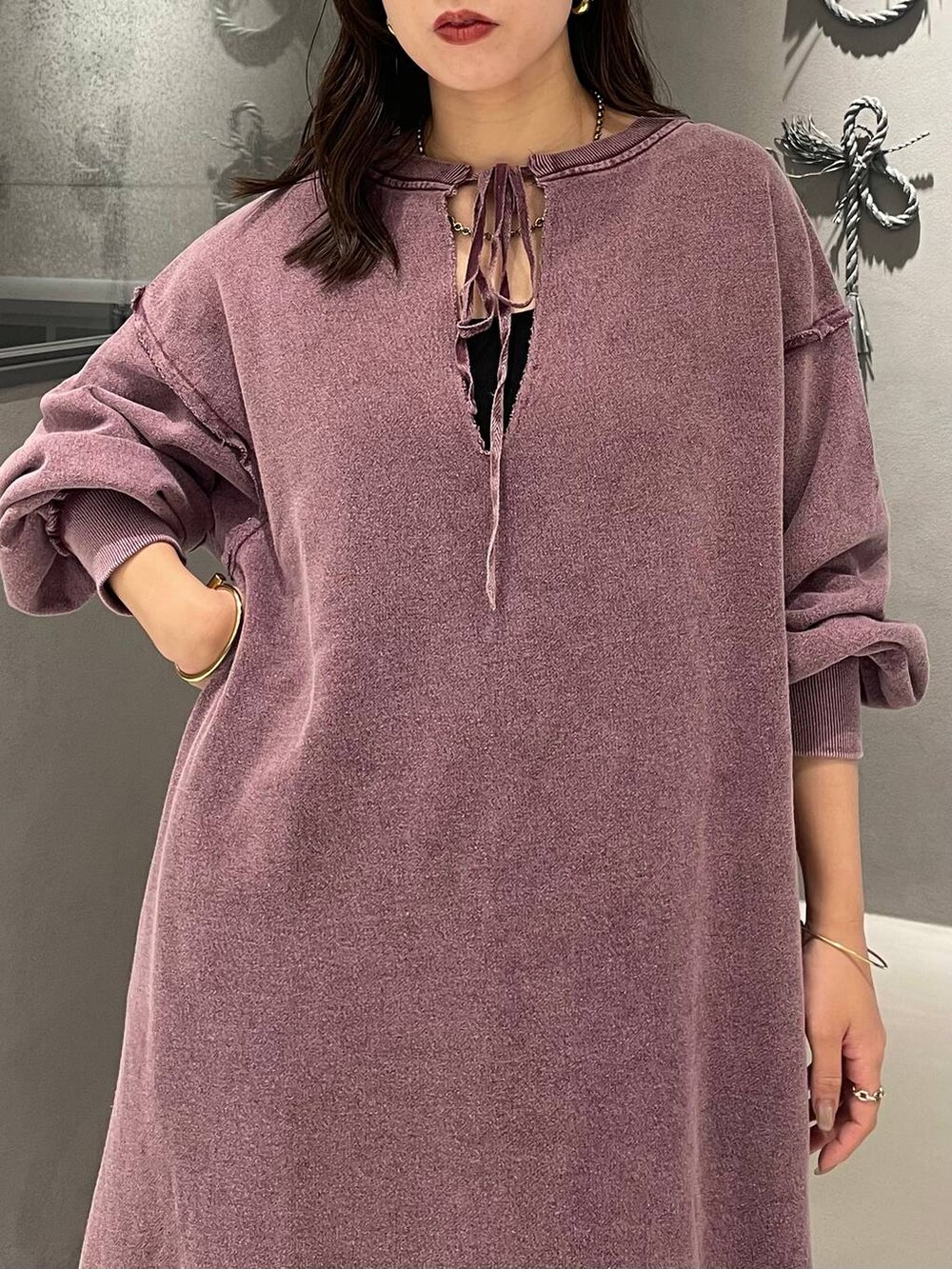 ブラック系のバレエシューズ、ブラック系のその他パンツ、パープル系のワンピースを着用したレディースの秋コーディネートの4枚目の写真