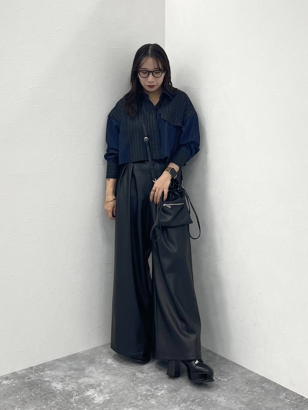 ブラック系のその他パンツ、ブラック系のブーツ、ブラック系のショルダーバッグを着用したレディースの秋コーディネートの2枚目の写真