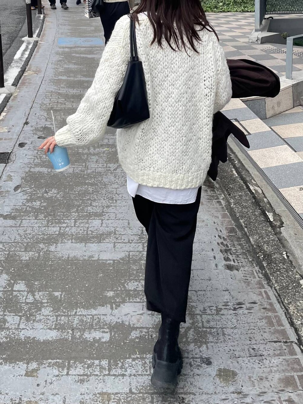 ブラック系のショルダーバッグ、ホワイト系のニット/セーターを着用したレディースの秋コーディネートの5枚目の写真