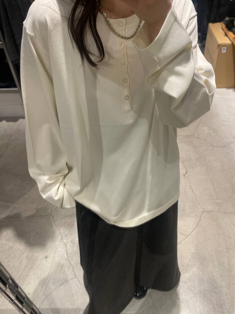 ホワイト系のニット/セーター、グレー系のスカートを着用したレディースの秋コーディネートの3枚目の写真