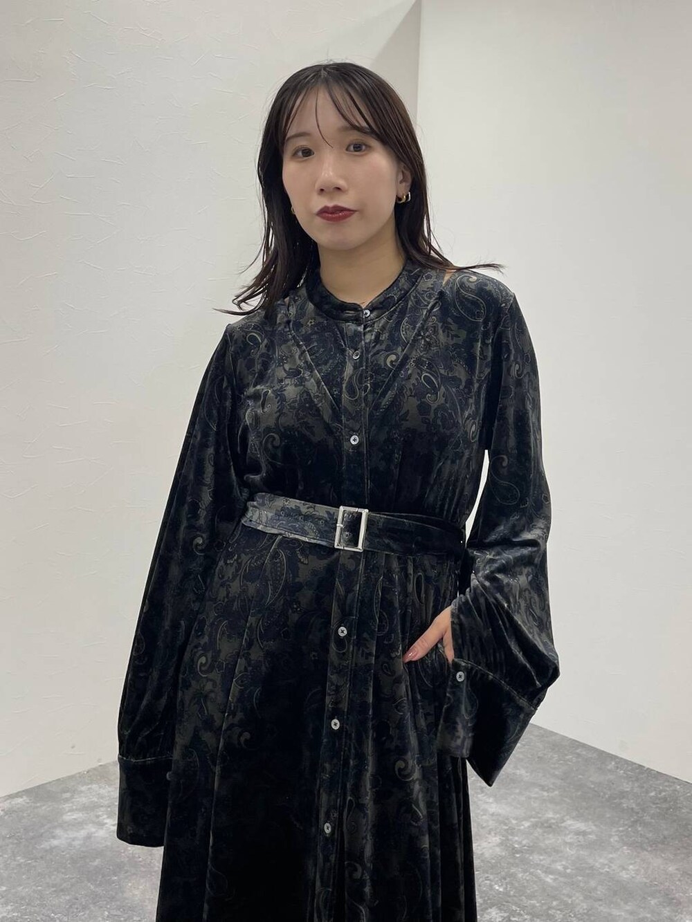 ブラック系のワンピース、ブラック系のブーツを着用したレディースの夏コーディネートの4枚目の写真