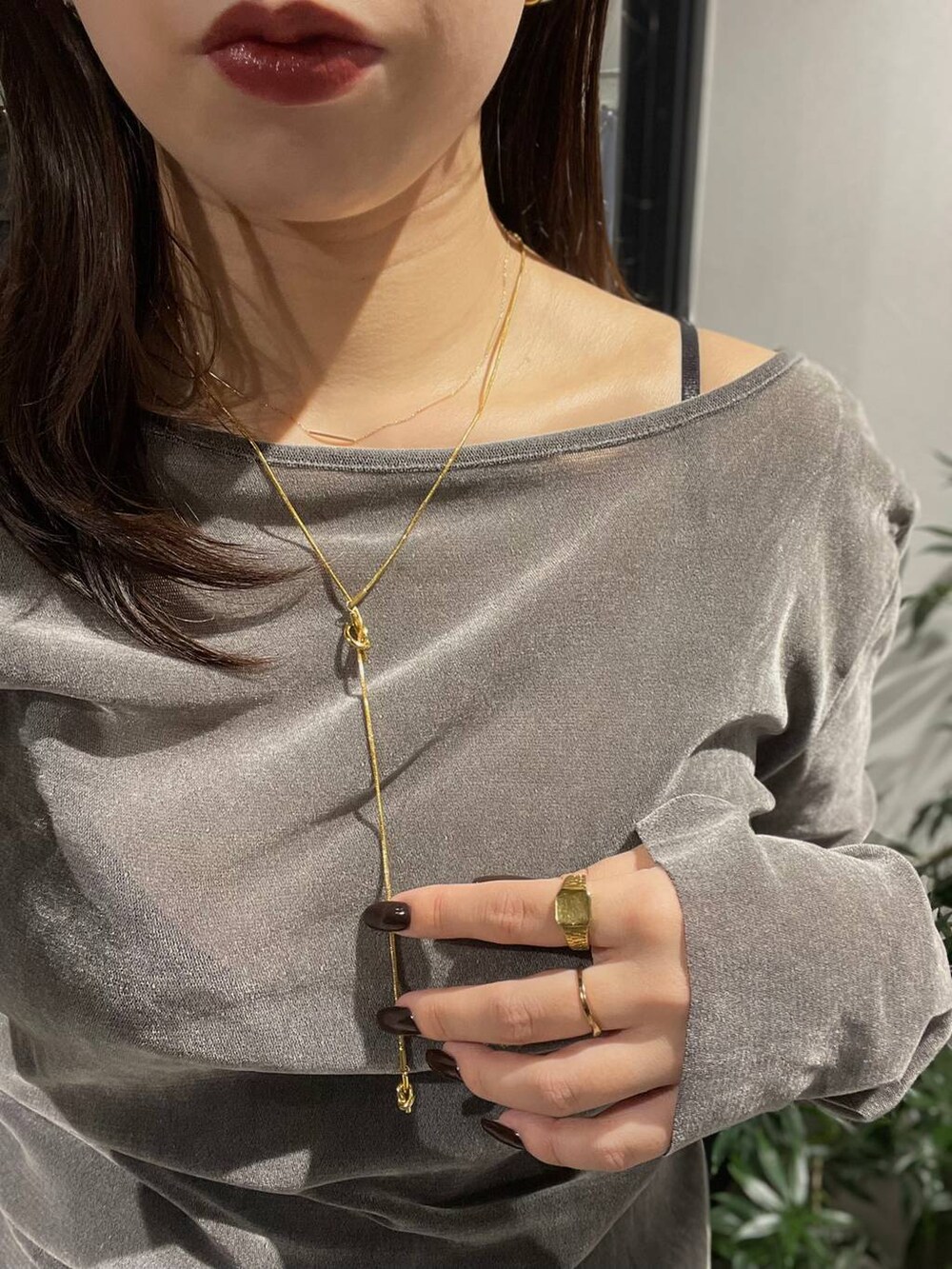 グレー系のTシャツ/カットソーを着用したレディースの秋コーディネートの6枚目の写真