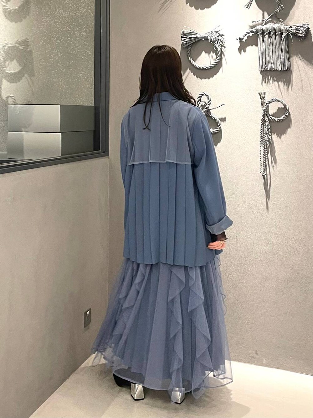 ブラック系のブーツ、グリーン系のTシャツ/カットソー、ブルー系のテーラードジャケットを着用したレディースの冬コーディネートの3枚目の写真