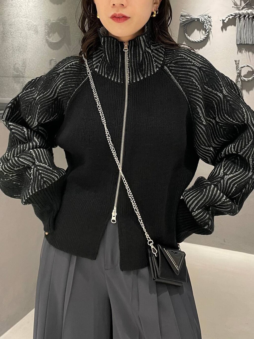 ブラック系のブーツ、グレー系のその他パンツ、ブラック系のカーディガン/ボレロを着用したレディースの秋コーディネートの4枚目の写真