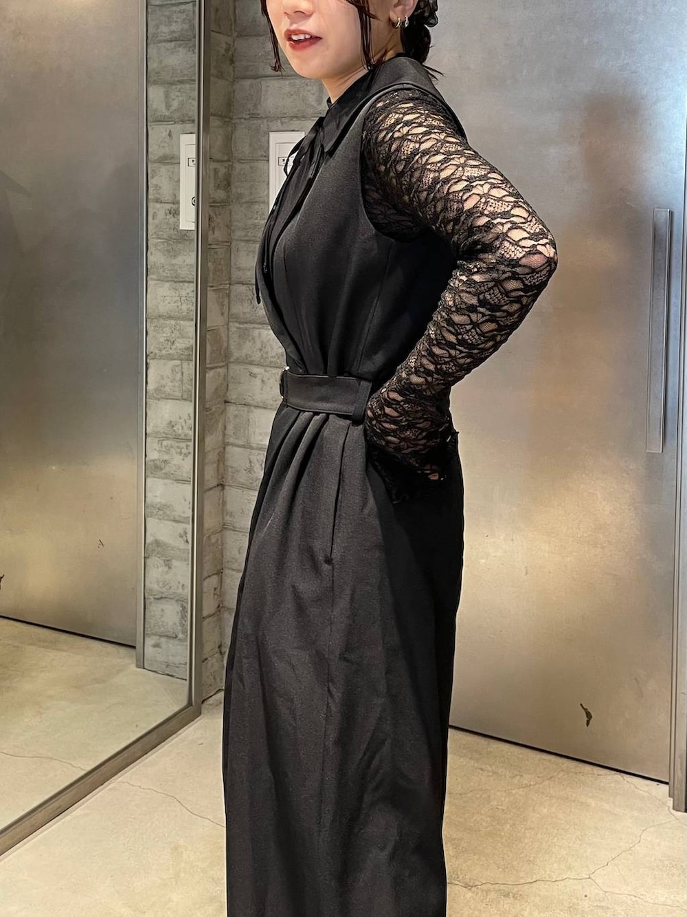 ブラック系のブーツ、ブラック系のTシャツ/カットソー、ブラック系のサロペット/オーバーオールを着用したレディースの冬コーディネートの6枚目の写真