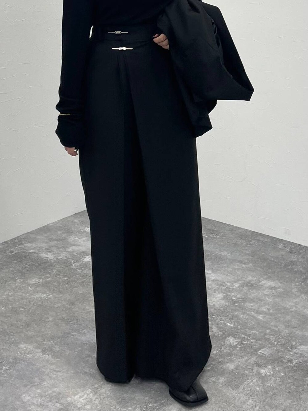 ブラック系のブーツ、ブラック系のノーカラージャケット、ブラック系のスラックスを着用したレディースの秋コーディネートの7枚目の写真