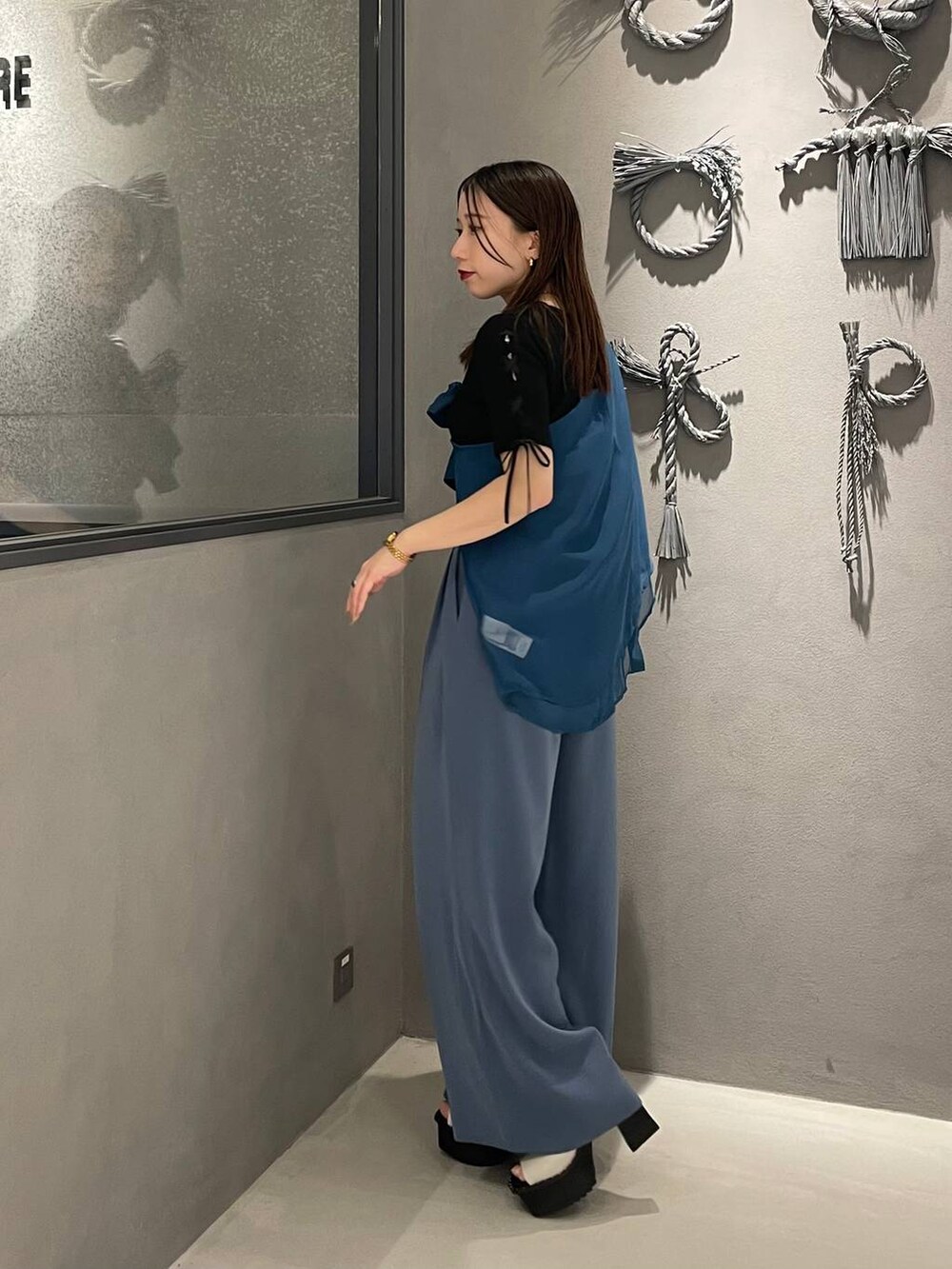 ブルー系のその他パンツ、ブルー系のシャツ/ブラウス、ブラック系のTシャツ/カットソーを着用したレディースの春コーディネートの2枚目の写真