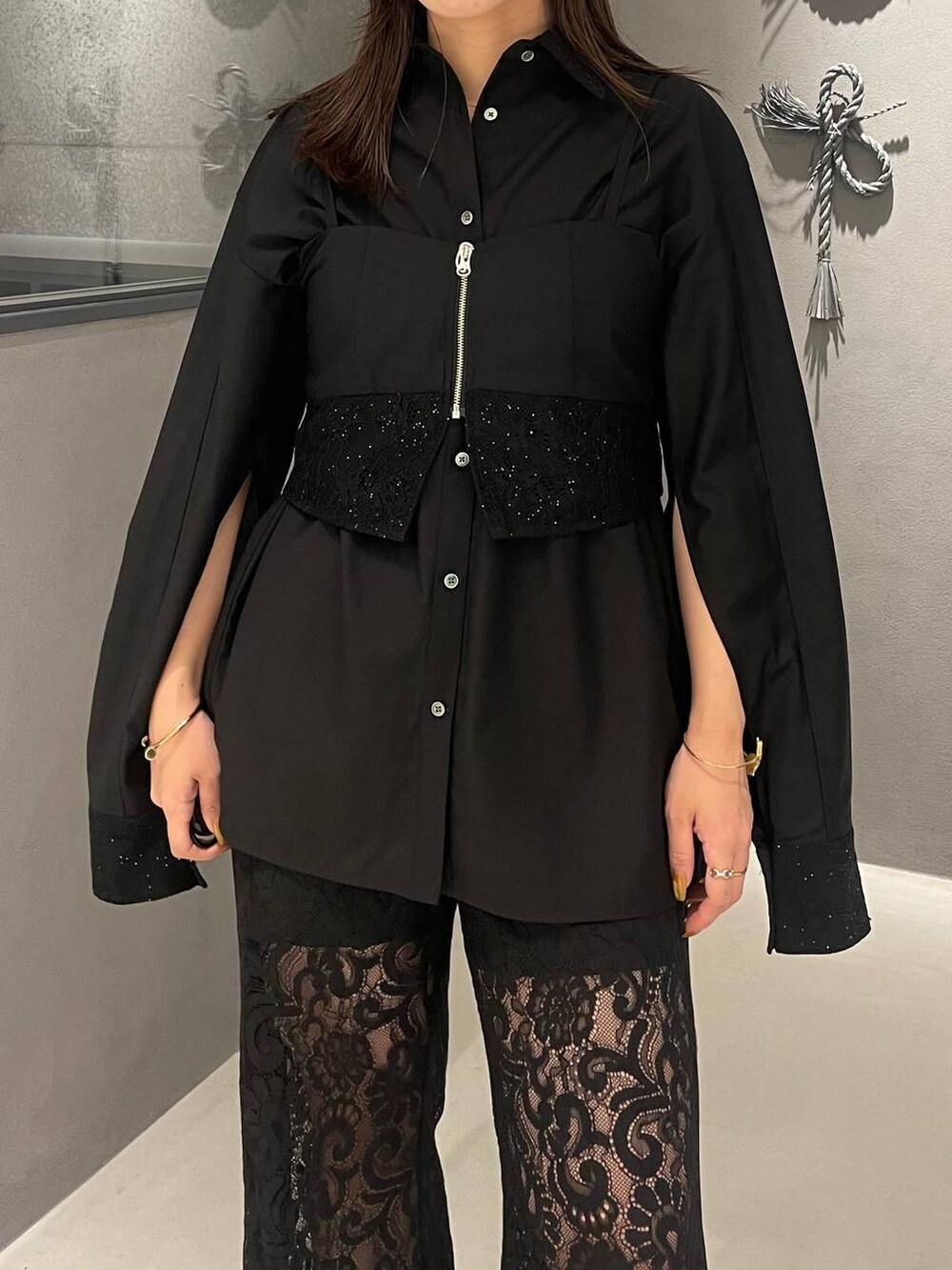 ブラック系のその他パンツ、ブラック系のブーツ、ブラック系のシャツ/ブラウスを着用したレディースの夏コーディネートの4枚目の写真