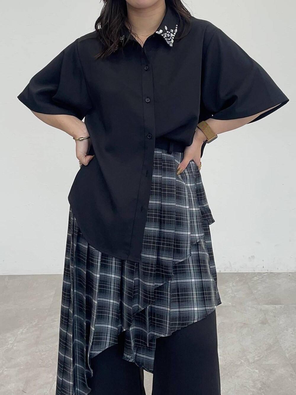 シルバー系のサンダル、ブラック系のシャツ/ブラウス、ブラック系のその他パンツを着用したレディースの春コーディネートの4枚目の写真