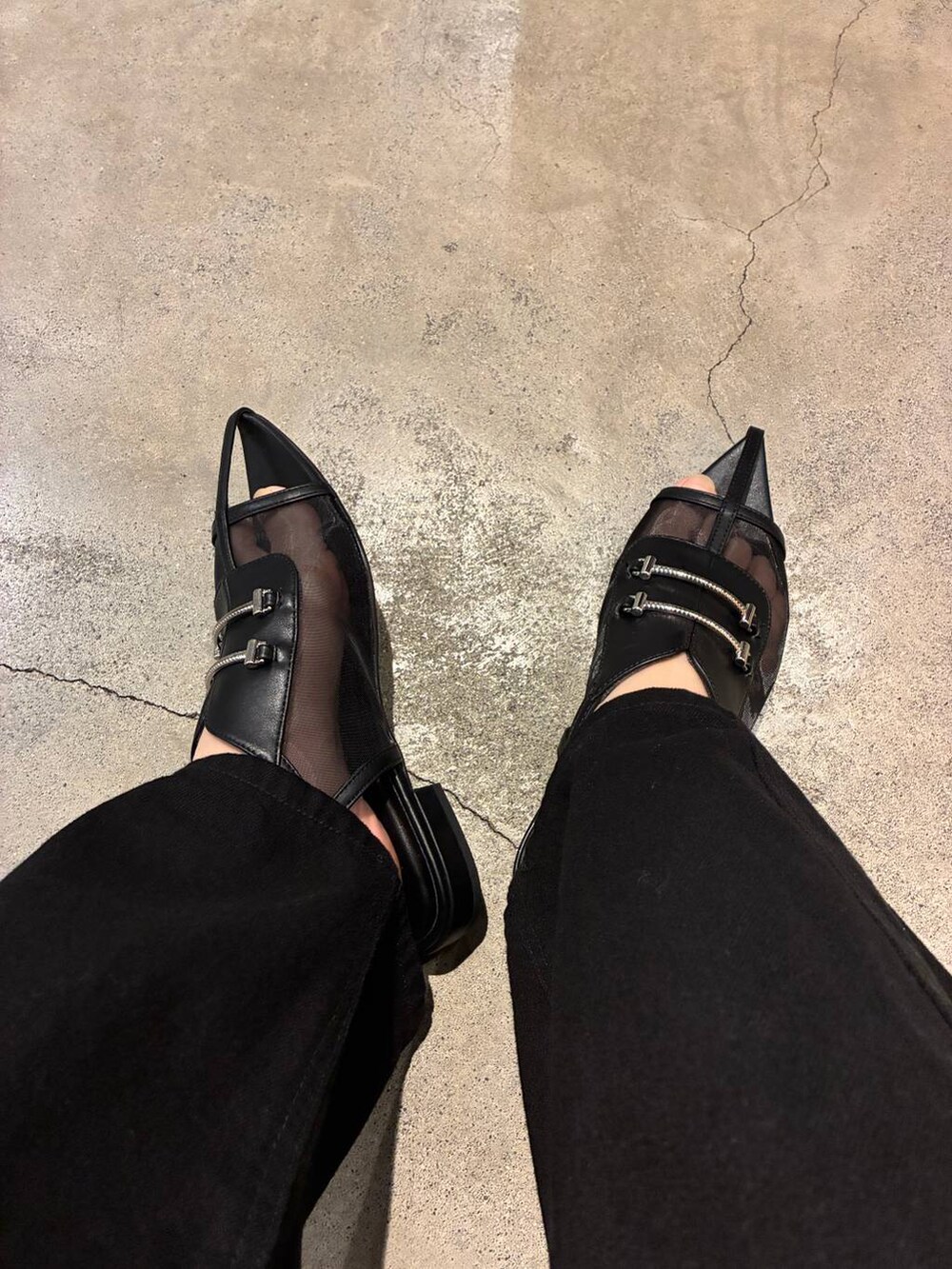 ブラック系のデニムパンツ、ブラック系のサンダルを着用したレディースの春コーディネートの2枚目の写真