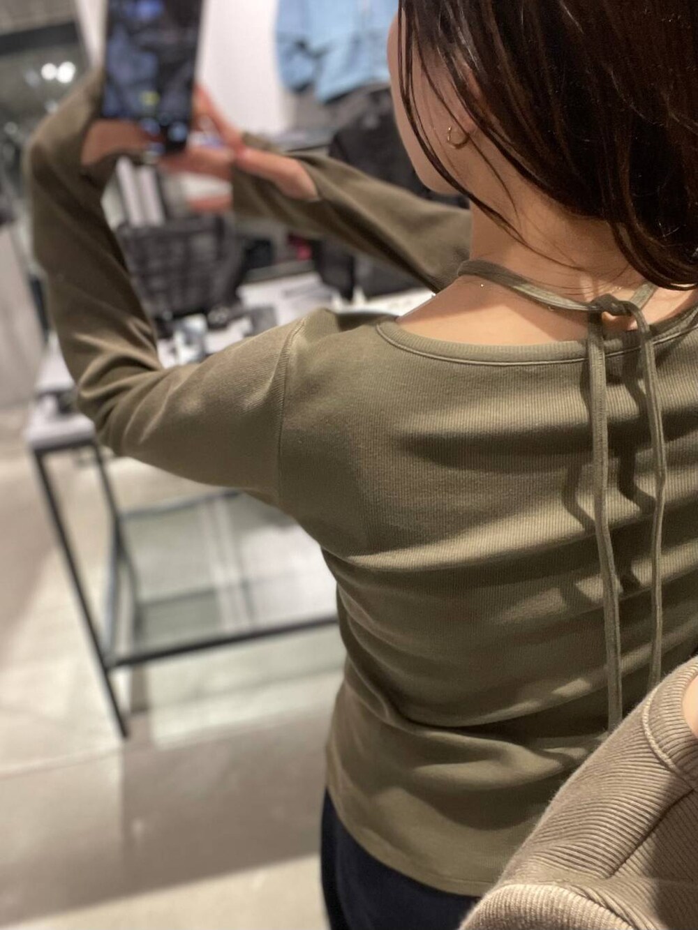 グリーン系のカーディガン/ボレロを着用したレディースの秋コーディネートの4枚目の写真