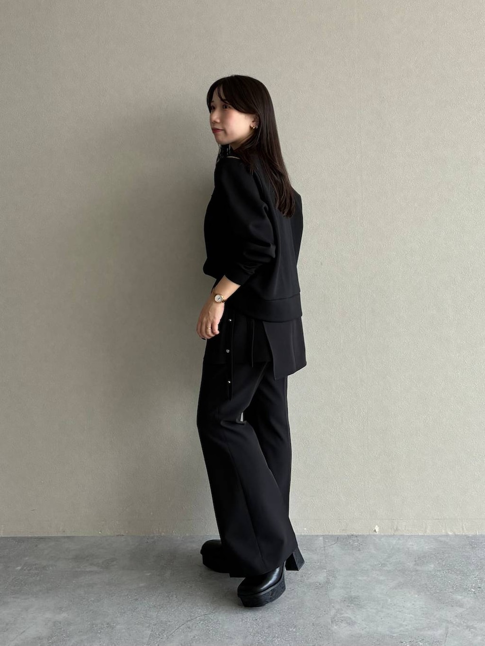 ブラック系のブーツ、ブラック系のその他パンツ、ブラック系のスウェットを着用したレディースの秋コーディネートの2枚目の写真