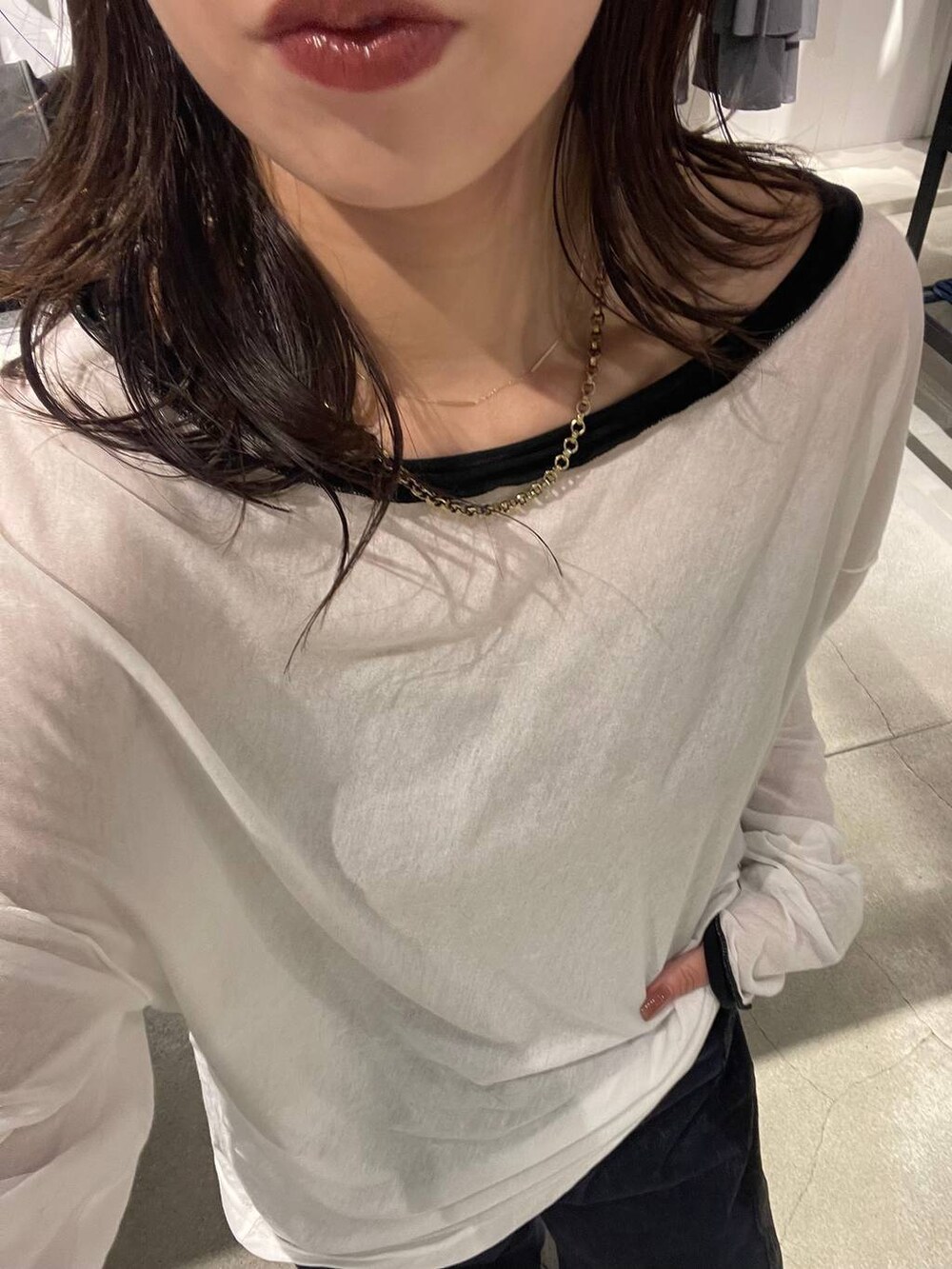 ブルー系のデニムパンツ、ホワイト系のTシャツ/カットソーを着用したレディースの夏コーディネートの4枚目の写真