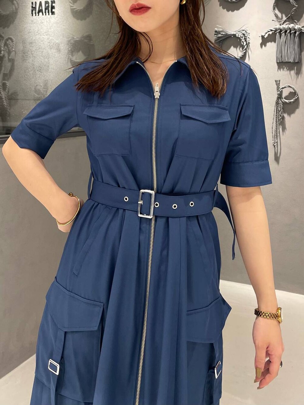 ブラック系のサンダル、ブルー系のワンピースを着用したレディースの春コーディネートの4枚目の写真