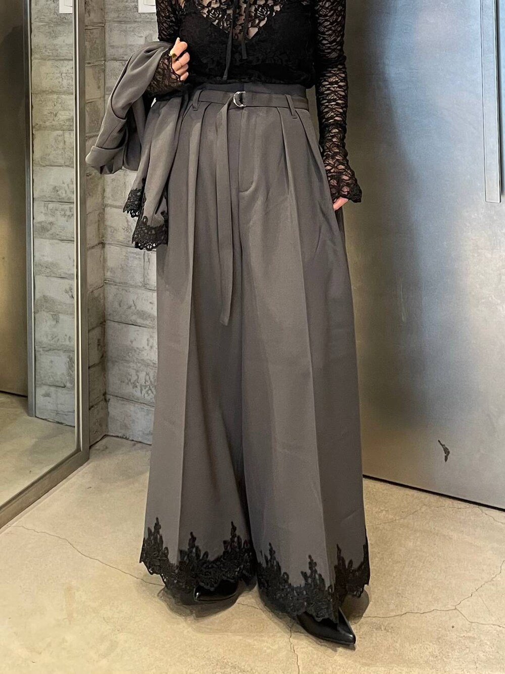 ブラック系のパンプス、グレー系のスラックス、グレー系のテーラードジャケットを着用したレディースの冬コーディネートの5枚目の写真