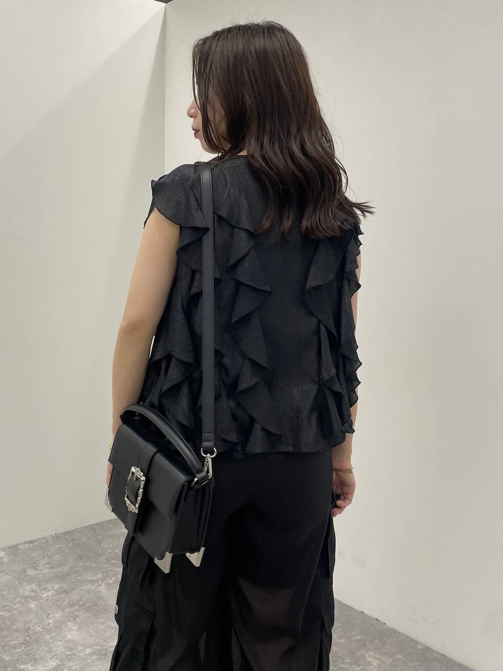 ブラック系のショルダーバッグ、ブラック系のキャミソール、ブラック系のシャツ/ブラウスを着用したレディースの春コーディネートの5枚目の写真