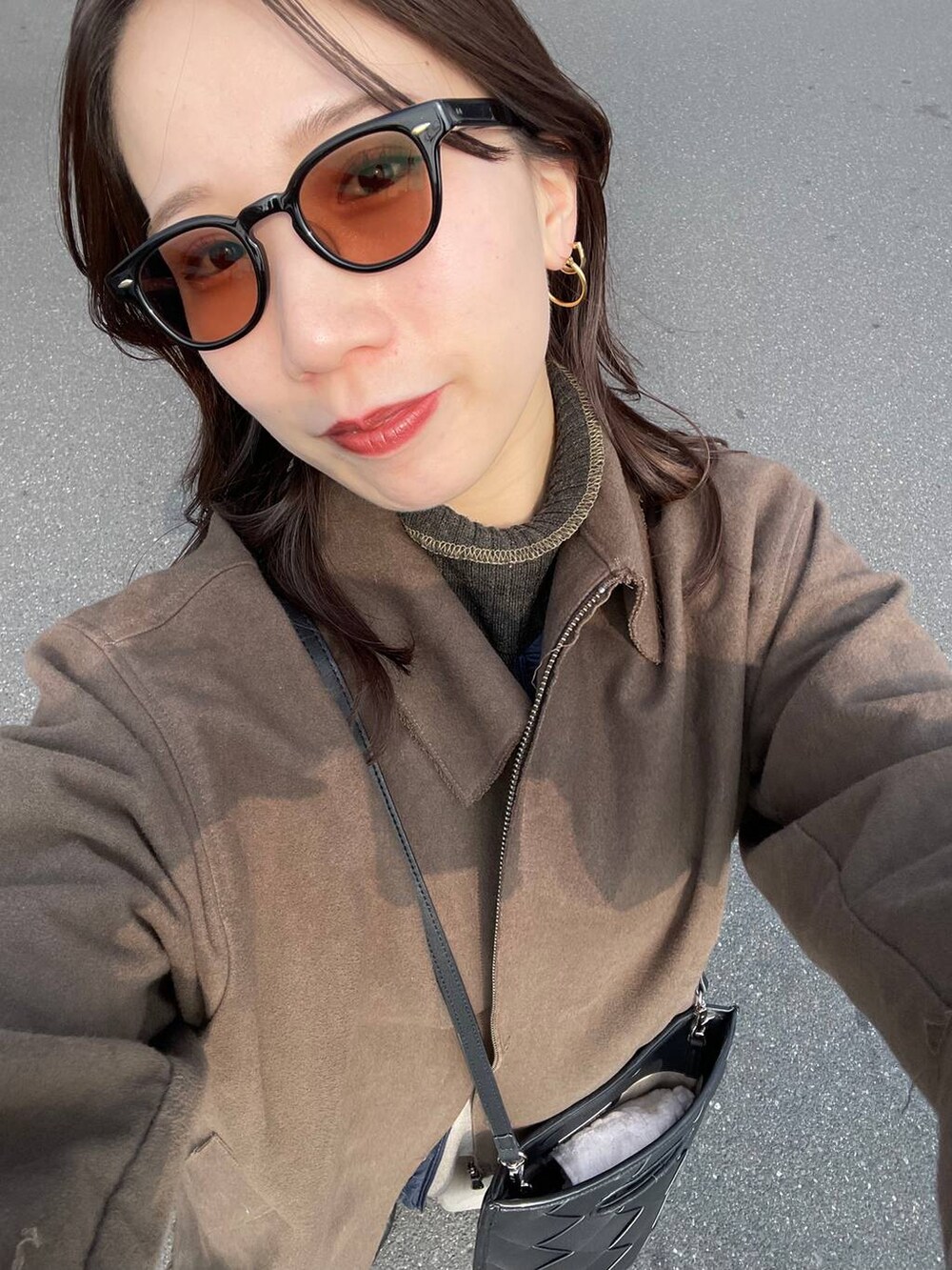 ブラック系のブーツ、グレー系のサロペット/オーバーオールを着用したレディースの冬コーディネートの4枚目の写真