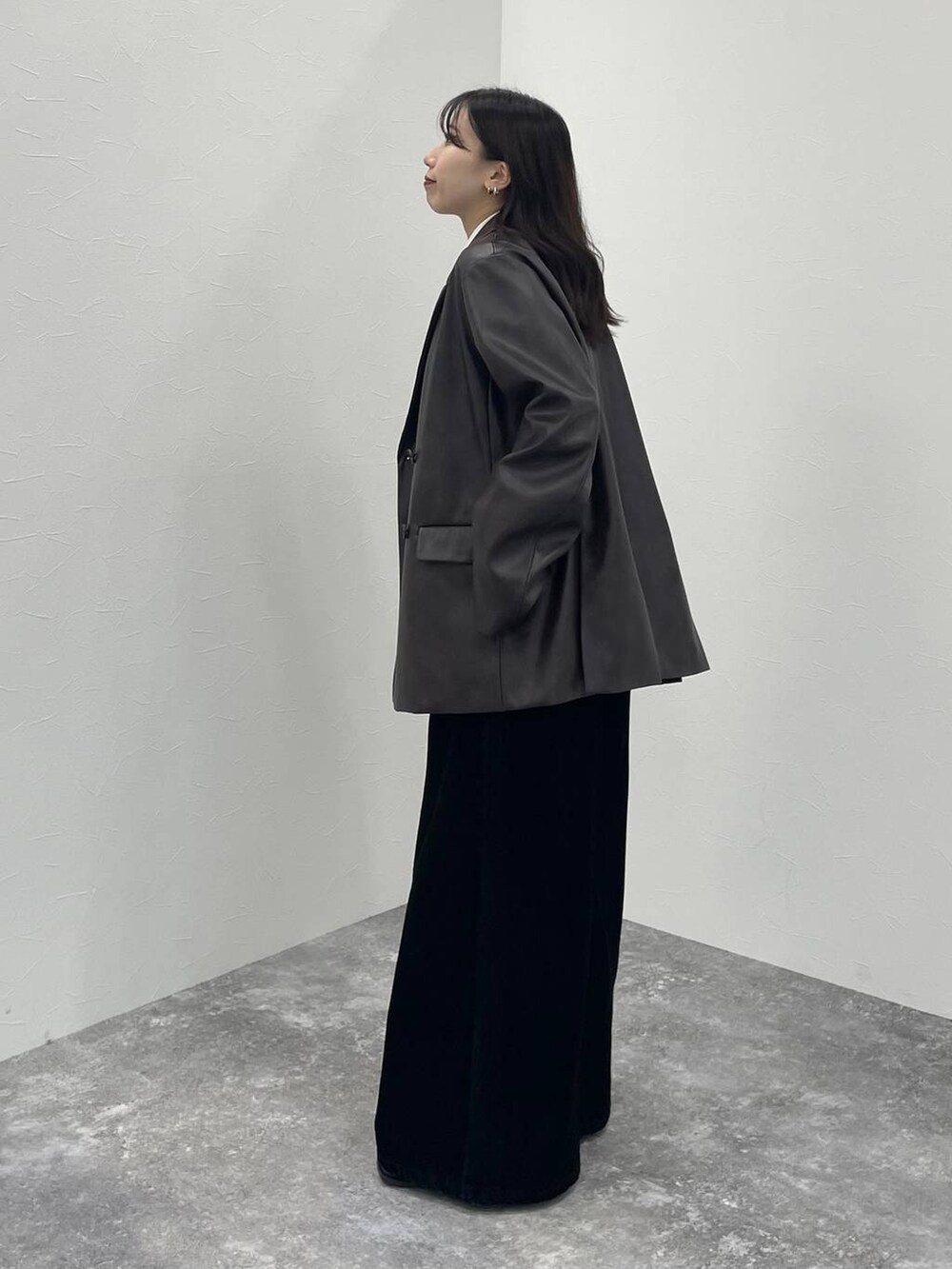 ブラウン系のテーラードジャケット、ブラック系のブーツ、ホワイト系のシャツ/ブラウスを着用したレディースの秋コーディネートの3枚目の写真