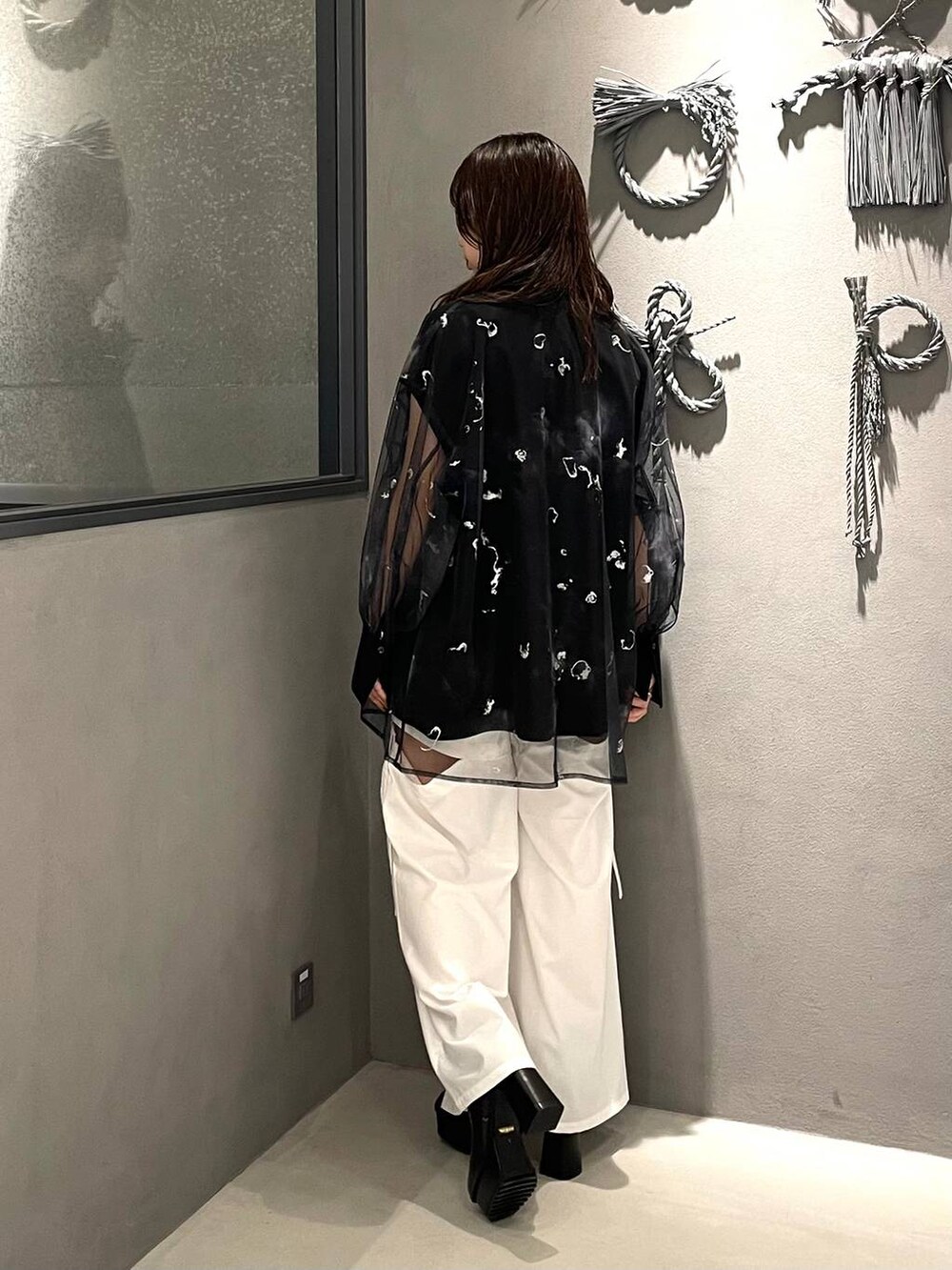 ブラック系のタンクトップ、ブラック系のブーツ、ホワイト系のその他パンツを着用したレディースの夏コーディネートの2枚目の写真