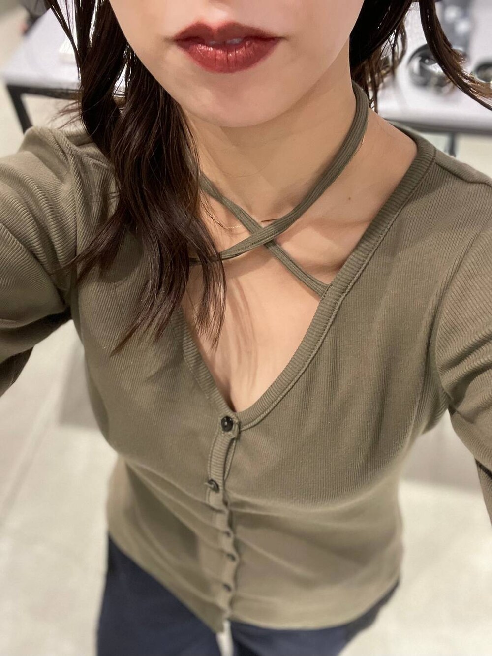 グリーン系のカーディガン/ボレロを着用したレディースの秋コーディネートの5枚目の写真