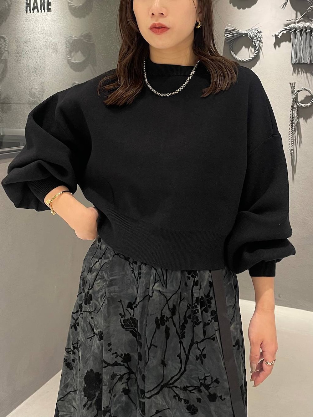 ブラック系のブーツ、ブラック系のニット/セーター、ブラック系のスカートを着用したレディースの冬コーディネートの4枚目の写真