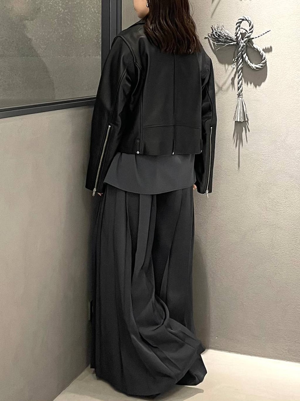 ブラック系のブーツ、グレー系のその他パンツ、グレー系のシャツ/ブラウスを着用したレディースの秋コーディネートの3枚目の写真