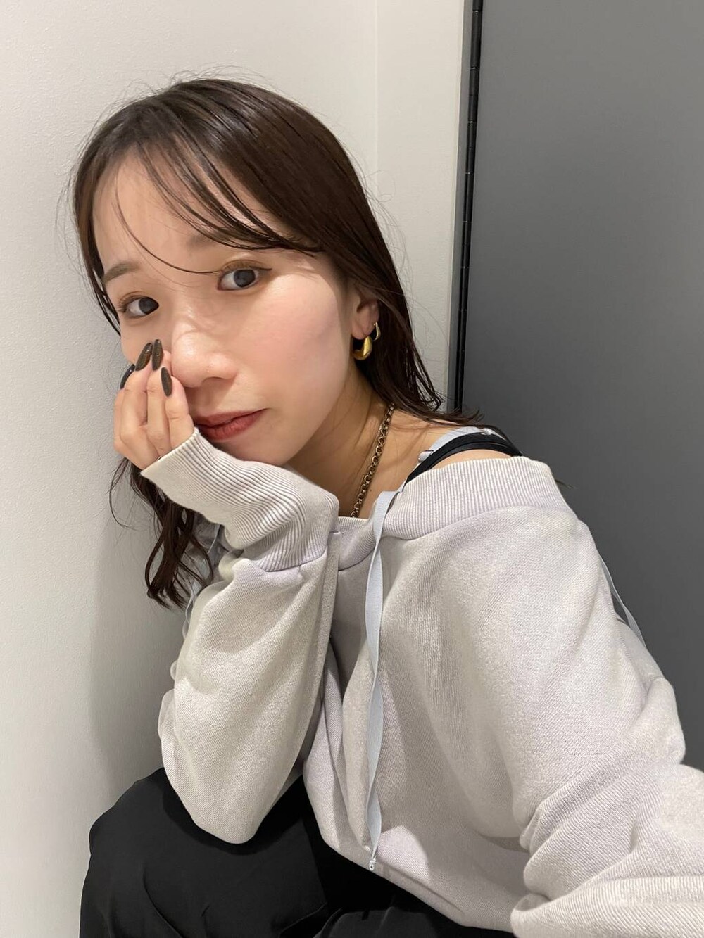 グレー系のスウェット、シルバー系のヘアオイル/ヘアミルクを着用したレディースの秋コーディネートの3枚目の写真