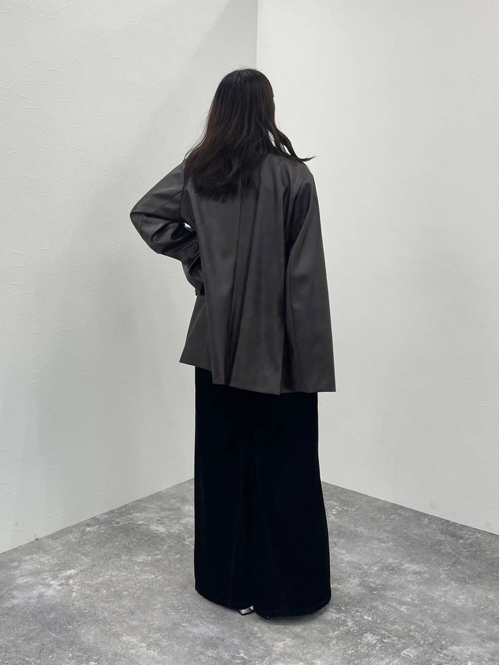 ブラウン系のテーラードジャケット、ブラック系のブーツ、ホワイト系のシャツ/ブラウスを着用したレディースの秋コーディネートの4枚目の写真