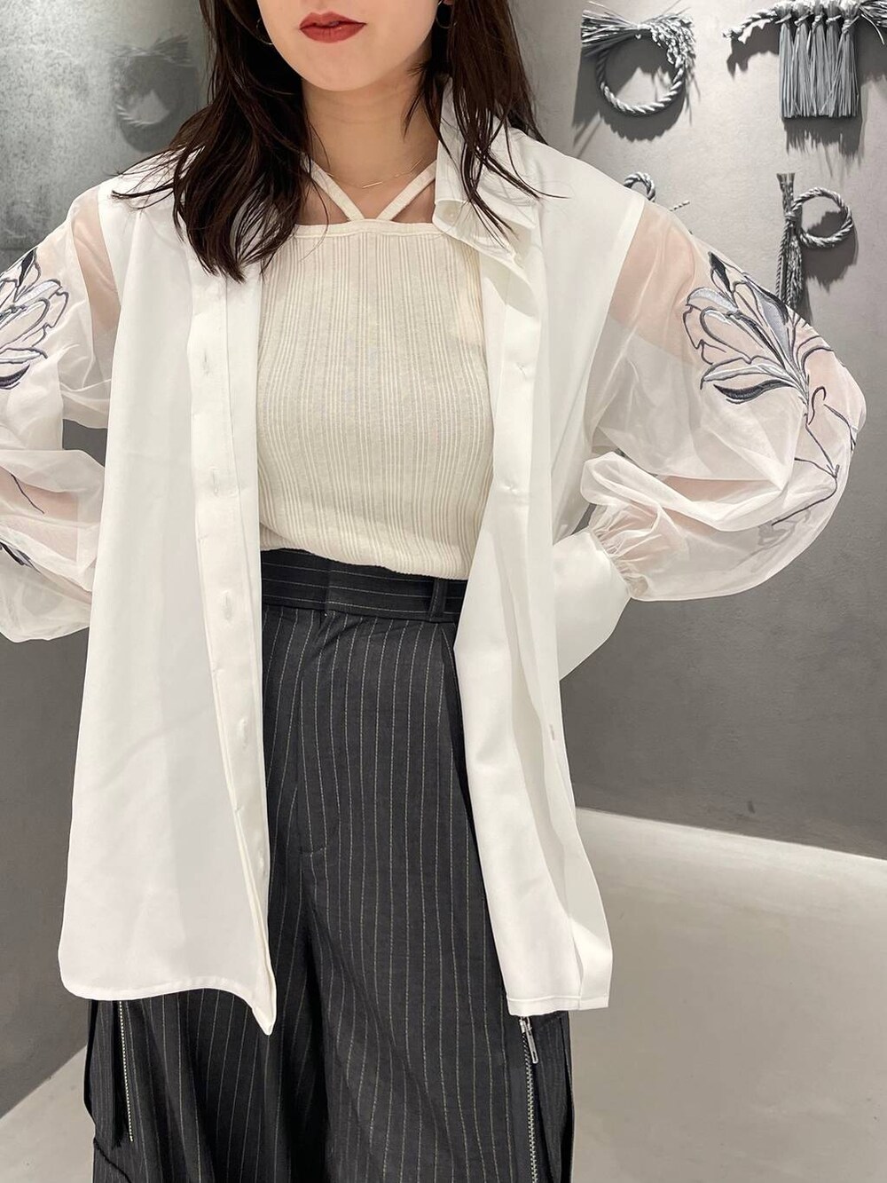 ホワイト系のタンクトップ、ホワイト系のシャツ/ブラウス、ブラック系のパンプスを着用したレディースの夏コーディネートの5枚目の写真