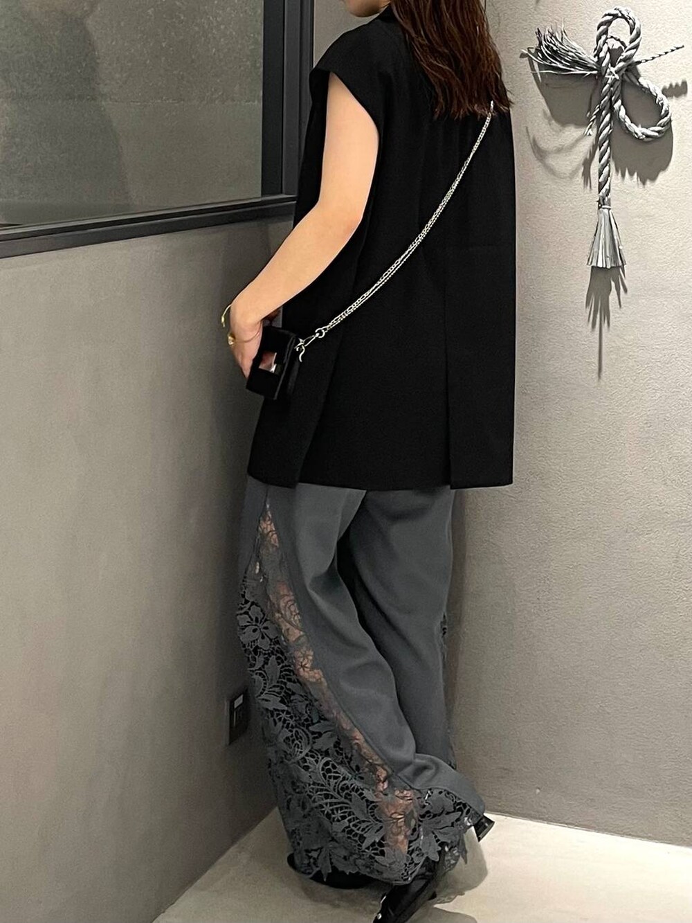 グレー系のその他パンツ、ブラック系のショルダーバッグ、ブラック系のタンクトップを着用したレディースの夏コーディネートの3枚目の写真