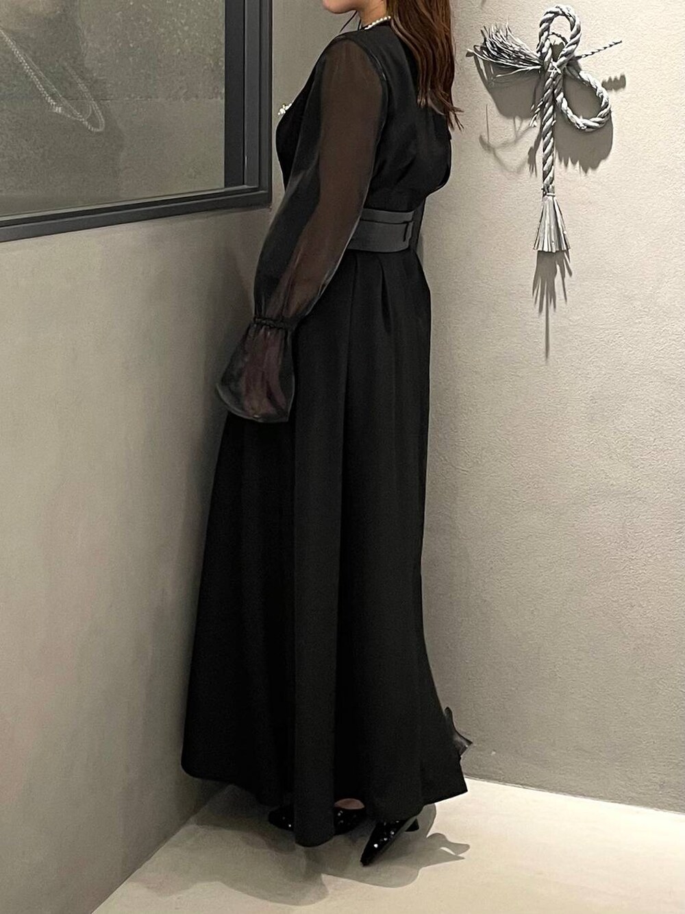 ブラック系のパンプス、ブラック系のベルト、ゴールド系のネックレスを着用したレディースの秋コーディネートの4枚目の写真