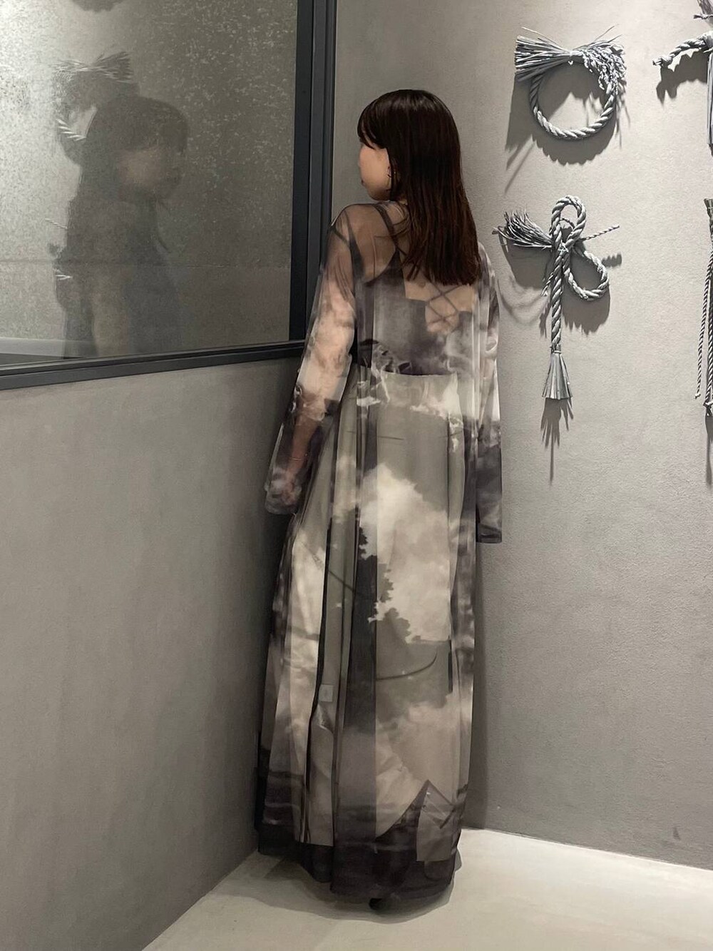 ブラック系のサンダル、ホワイト系のその他パンツ、ブラック系のワンピースを着用したレディースの夏コーディネートの3枚目の写真